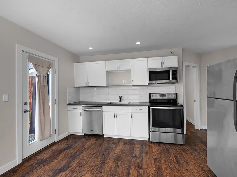 1027 Marion St NE — Photo 13