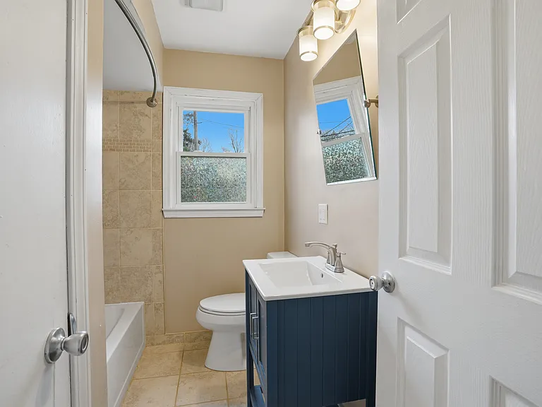 831 Loyola Dr — Photo 15