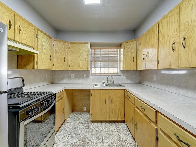6402 Santos St — Photo 4