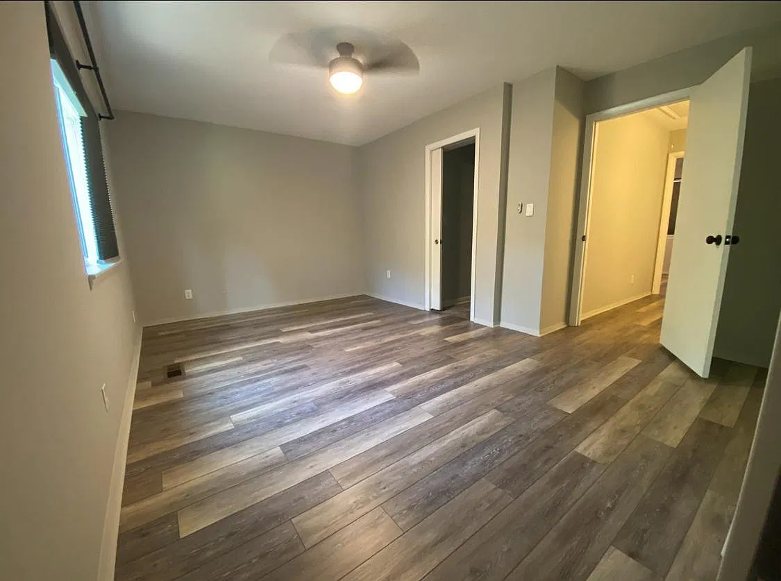 220 Elizabeth St — Photo 2