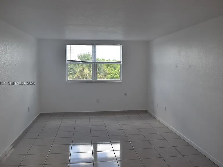 666 W 81st St #311 — Photo 14