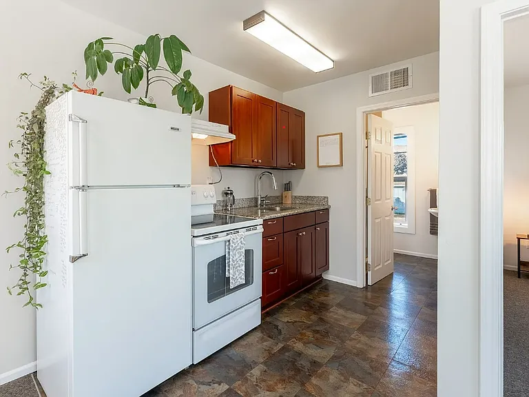 130 N Franklin Ave #B — Photo 7