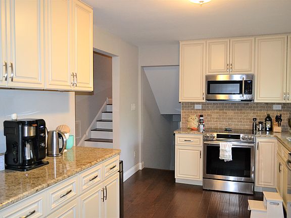 BEAUTIFUL UPDATED KITCHEN 