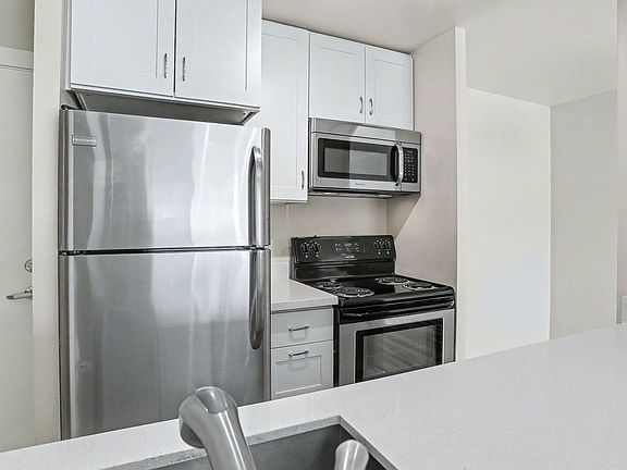 3rd image of 1221 Queen Anne Ave N APT 106