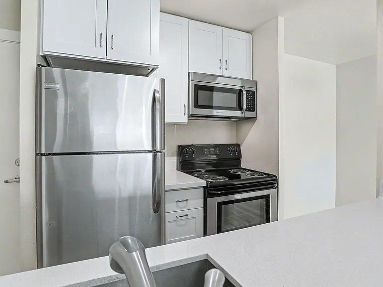 1221 Apartments — Photo 7