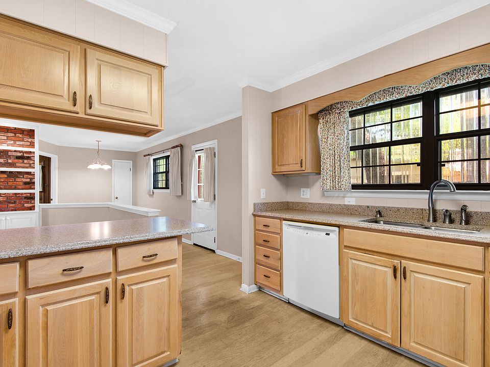 1st image of 19 Windemere Ct