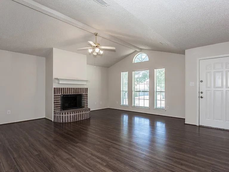 10216 Aurora Dr — Photo 2