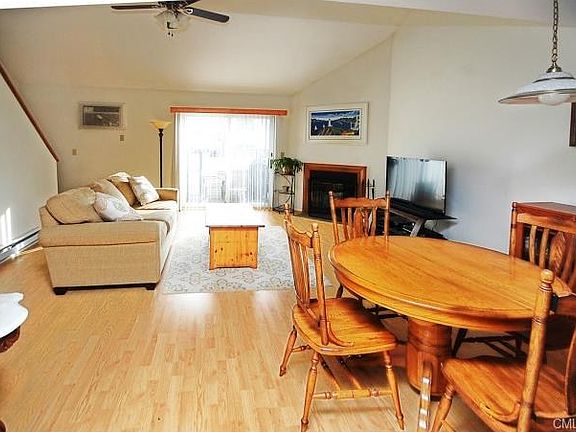 Wonderful great room w/dining area and ttractive wood laminate f