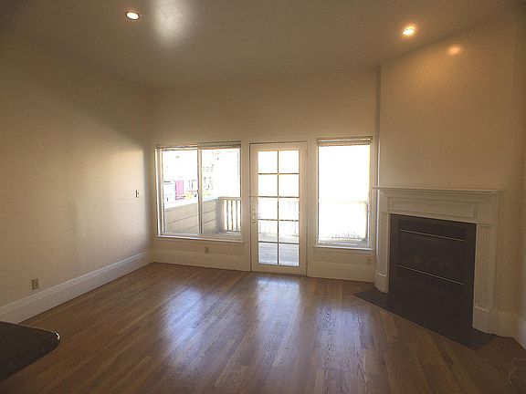 3rd image of 3356 Steiner Street # Top Floor