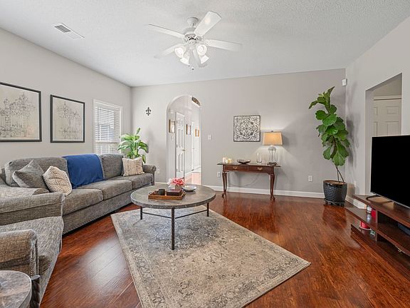 3rd image of 909 Abbey Grove Ln