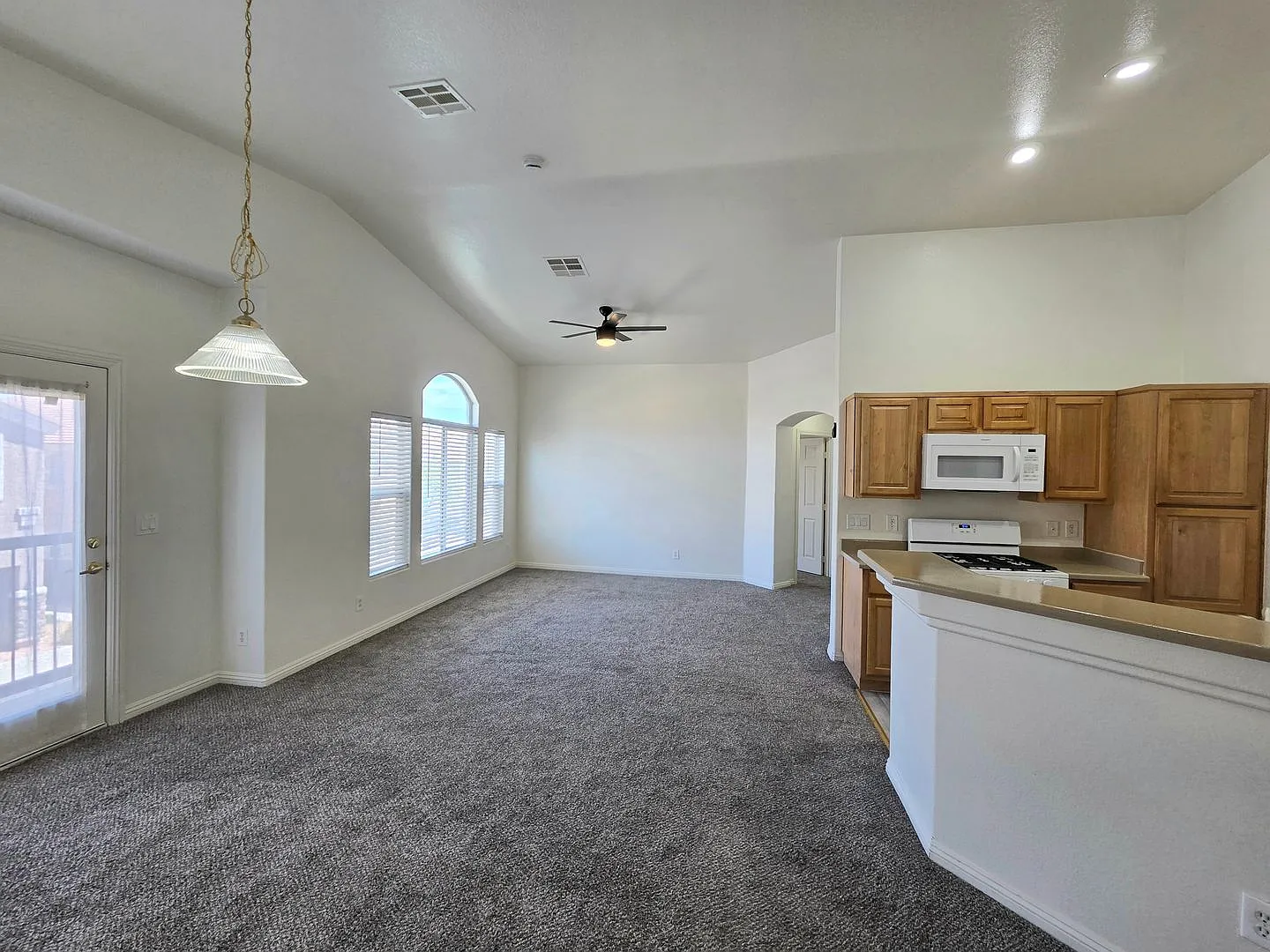 Beautiful 2 Bedroom Townhouse in Arlington Ranch — Photo 3