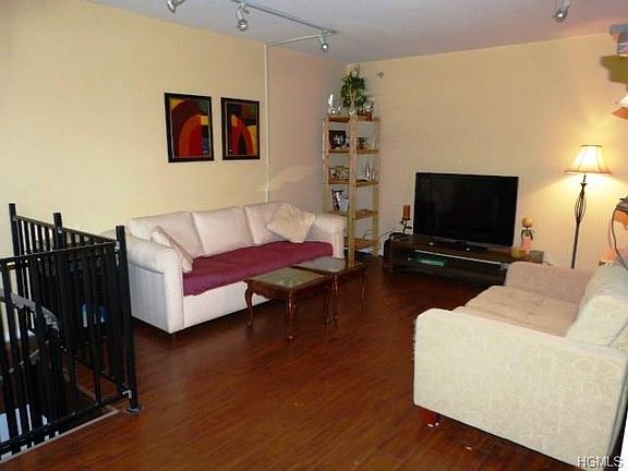 3rd image of 146 Doxbury Ln