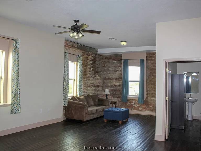 100 E Buck St #B — Photo 10