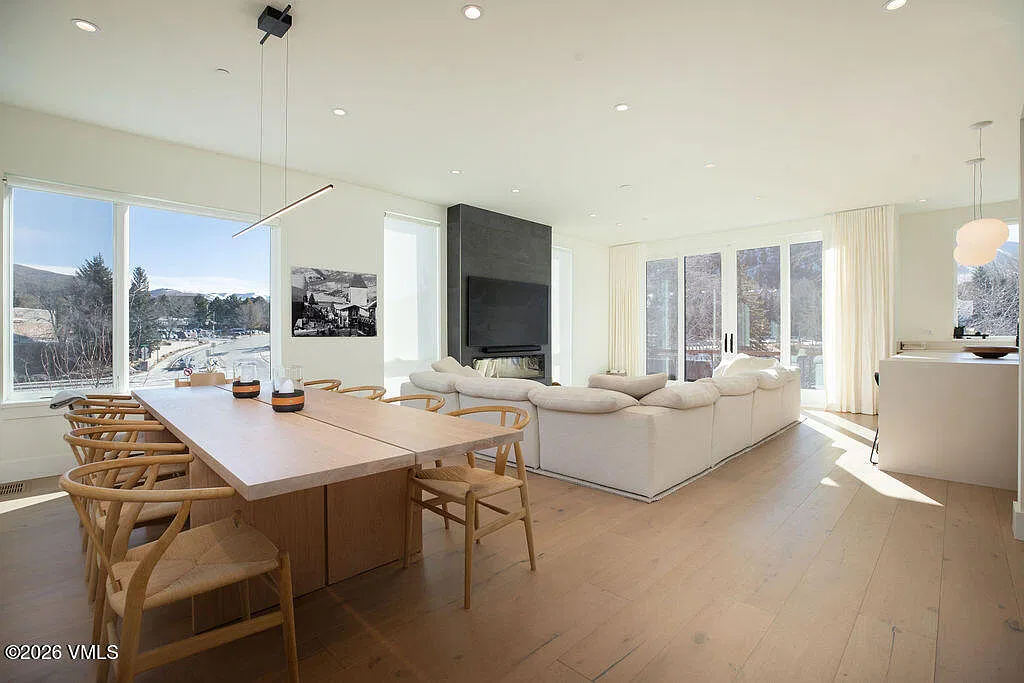 4 bed, 4.0 bath, 3058 sqft, $20,000 — Photo 1