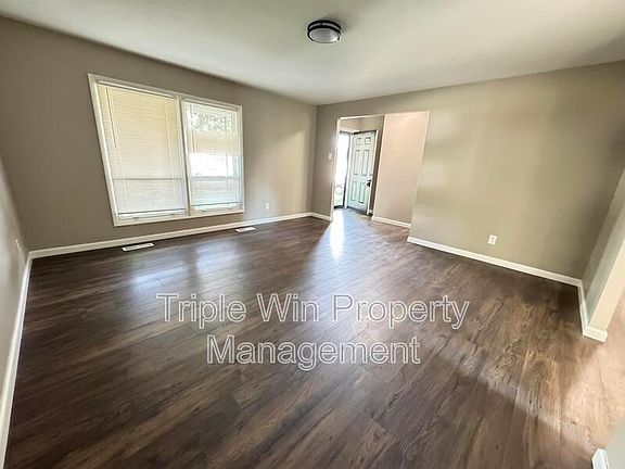 5th image of 11306 Parkmont Dr