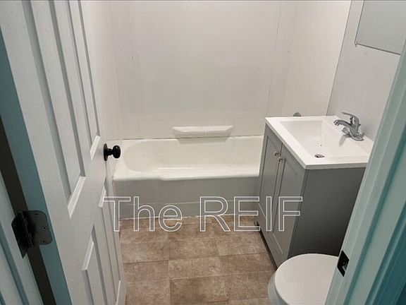 2nd image of 1404 E Kurtz Ave