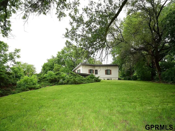 7850 Pacific St, Omaha, NE 68114