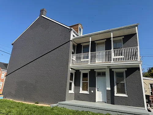 563 S Queen St Photo 1