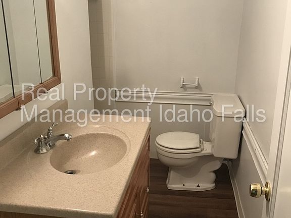 5th image of 400 E 19th St