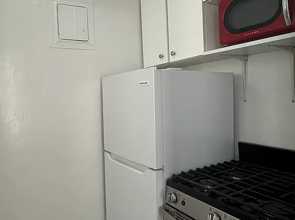 225 East 46th Street image 6 of 12