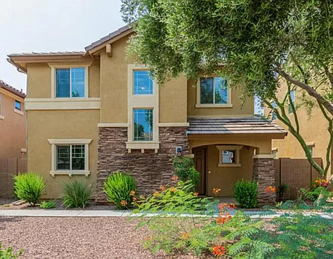 2562 E Vermont Dr — Photo 1