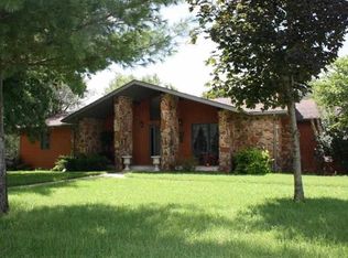 615 Hunters Creek Dr, Lebanon, MO 65536