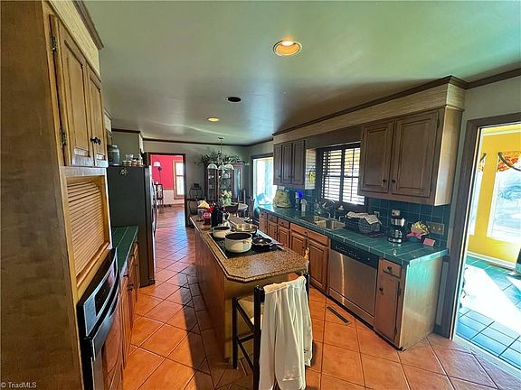 4th image of 1089 Hillsdale Dr