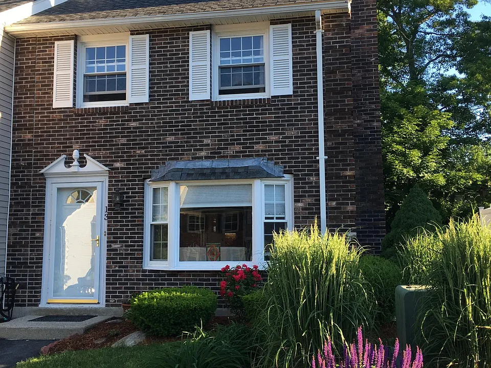 13 Boylston Ln