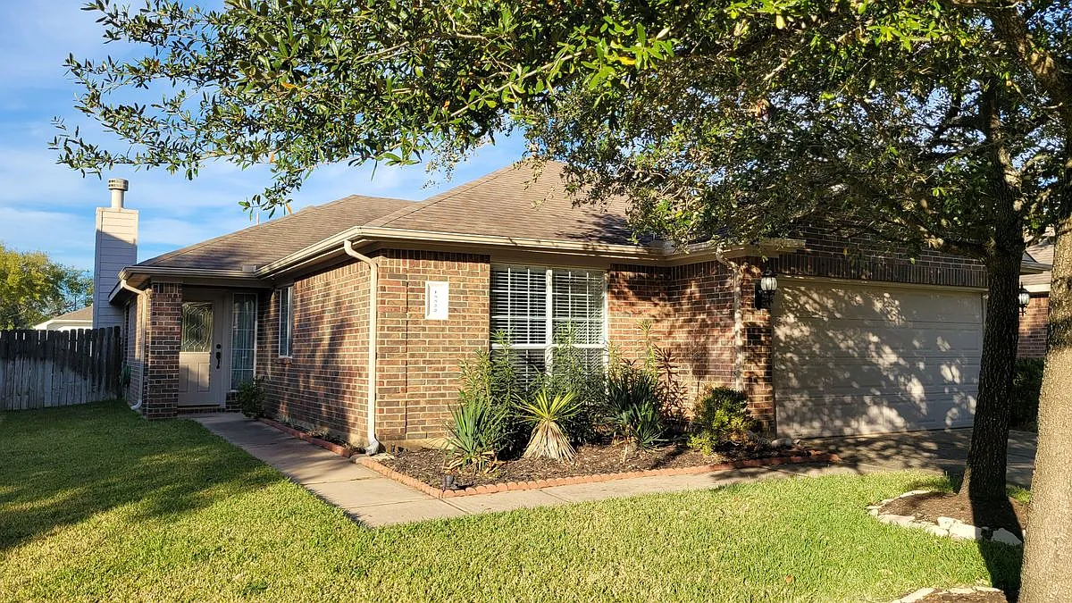 3 bed, 2.0 bath, 1455 sqft, $2,000 — Photo 2
