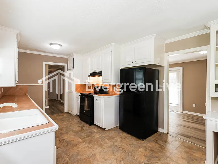 1535 Winchester St — Photo 5