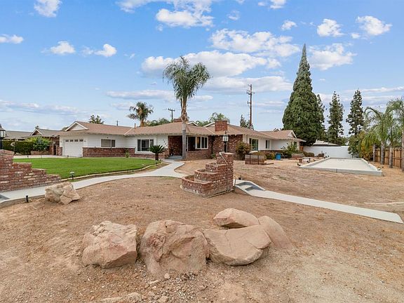 2nd image of 1020 W San Madele Ave