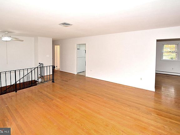 5th image of 10811 Norman Ave