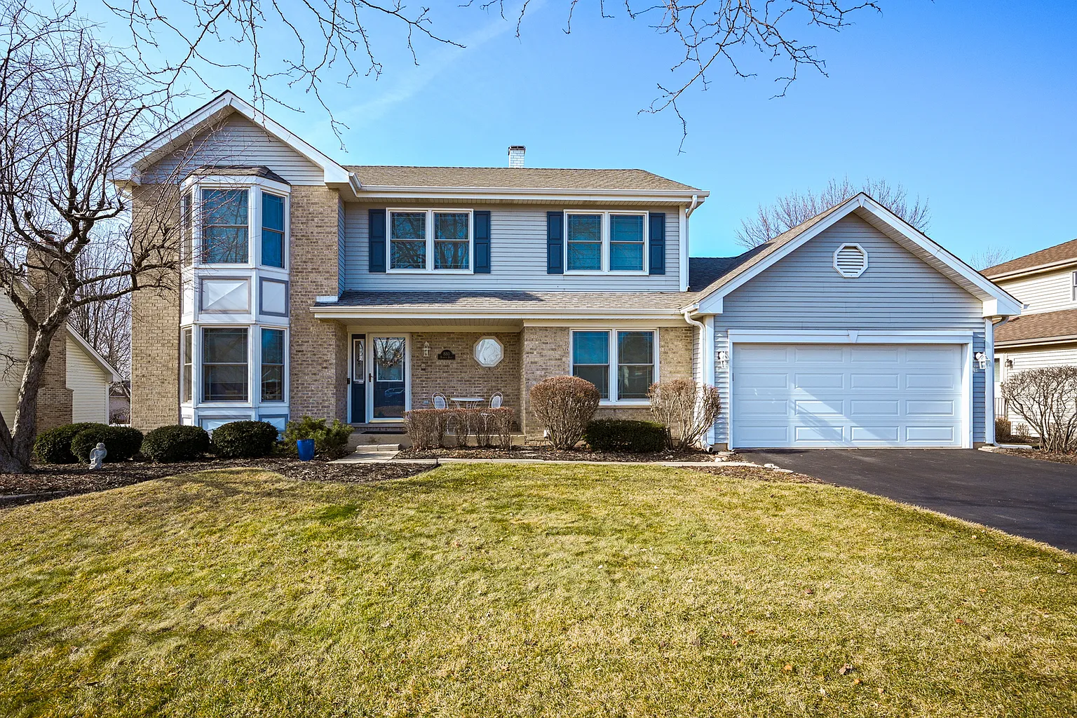 880 Hampton Dr photo 1