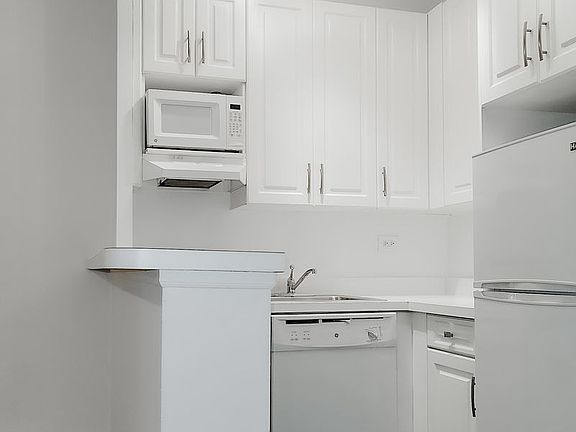5th image of 226 E 74th St