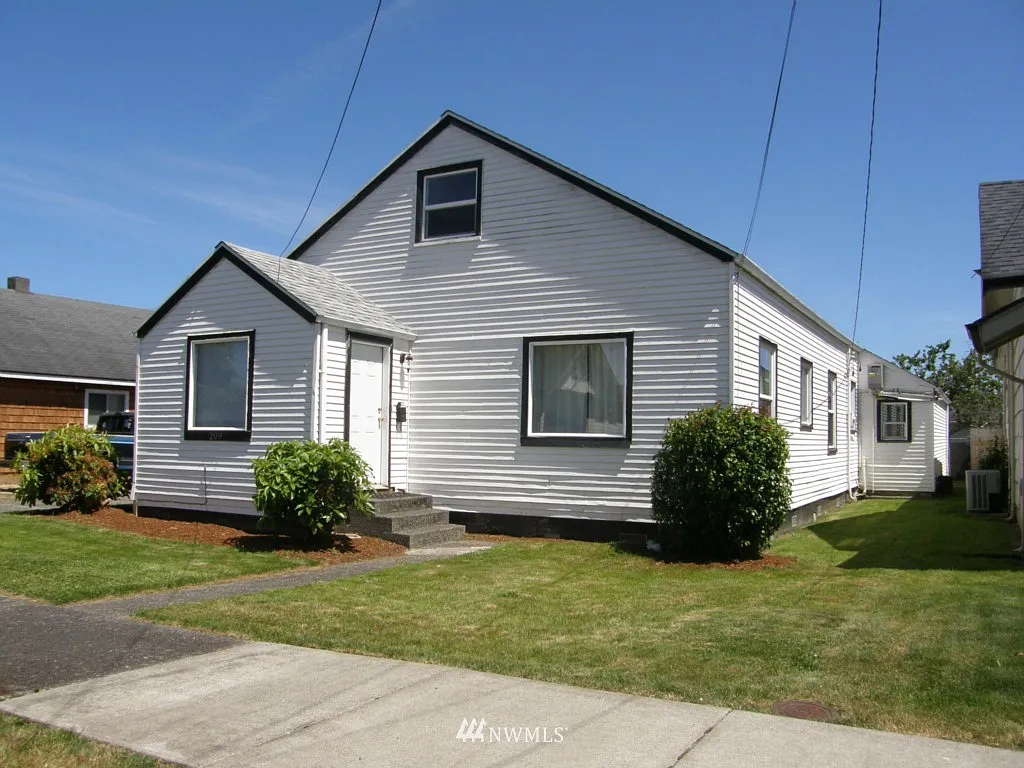 209 N Street photo 1