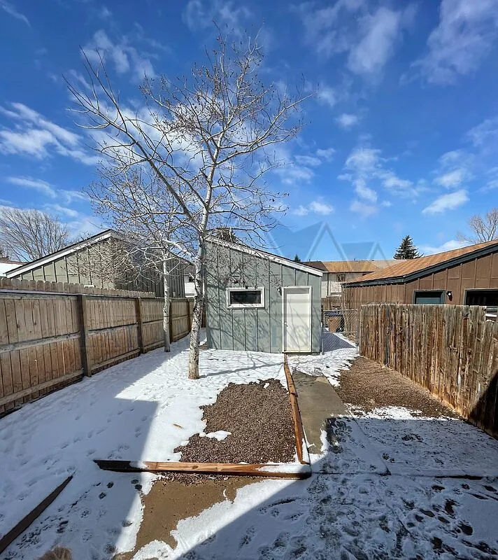 3 bed, 2.0 bath, 1072 sqft, $1,899 — Photo 2