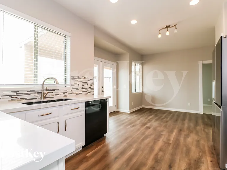 4302 S 249th Ave — Photo 8