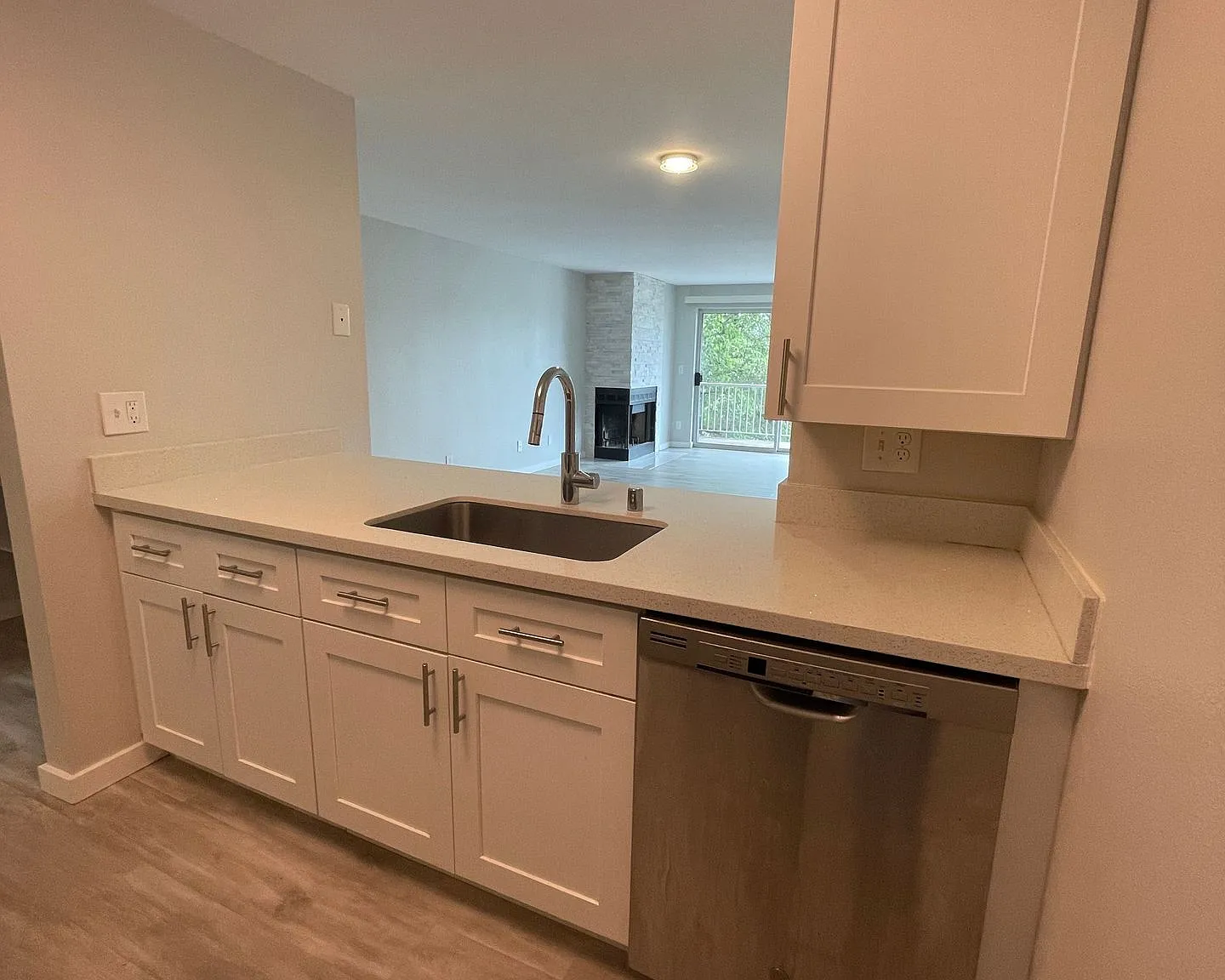 View On California - Spacious with Modern Updates, fireplace (select units) & private balcony | P... — Photo 3