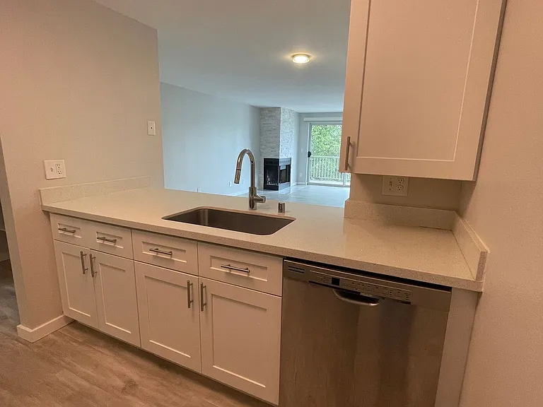 View On California - Spacious with Modern Updates, fireplace (select units) & private balcony | P... — Photo 3