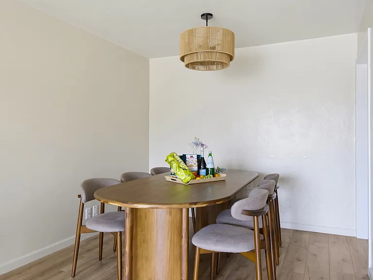 Living room with dining area (Pic 4)