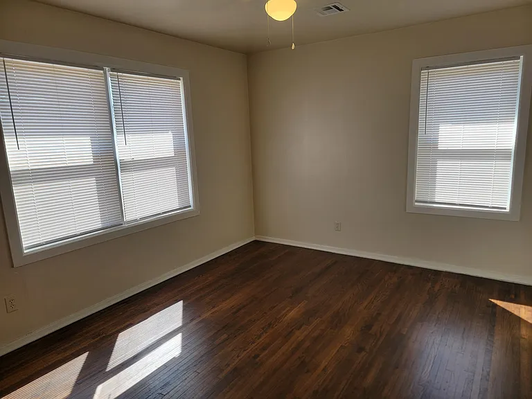 202 N Elgin Ave — Photo 5