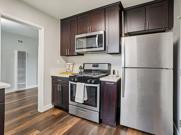 Hollypark Knolls Apartments — Photo 18