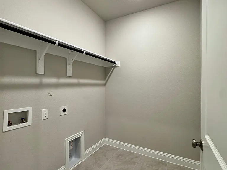548 Hutchinson Ln — Photo 9