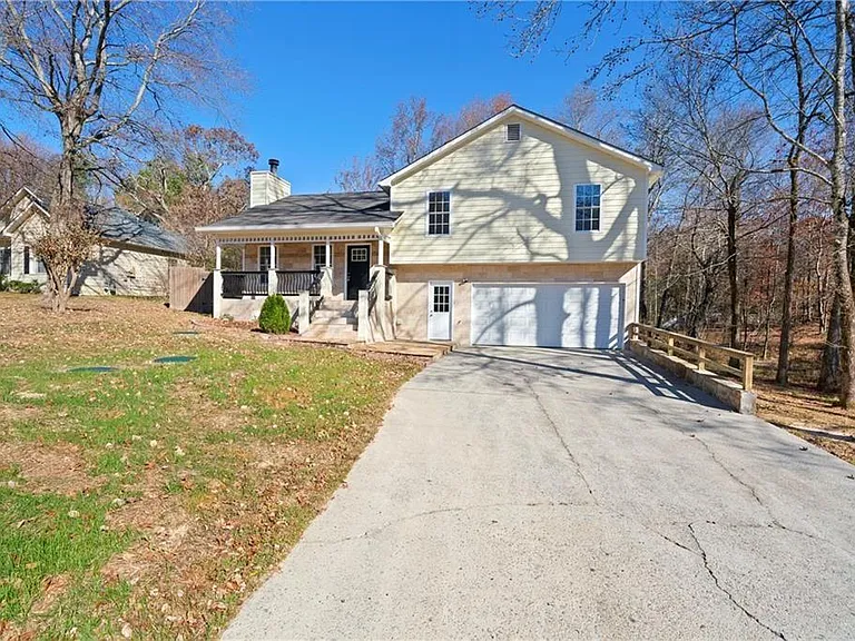 3323 Old Oaks Rd — Photo 2