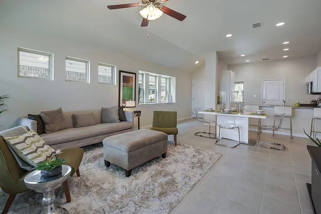 3 bed, 1252 sqft, $1,850 — Photo 1