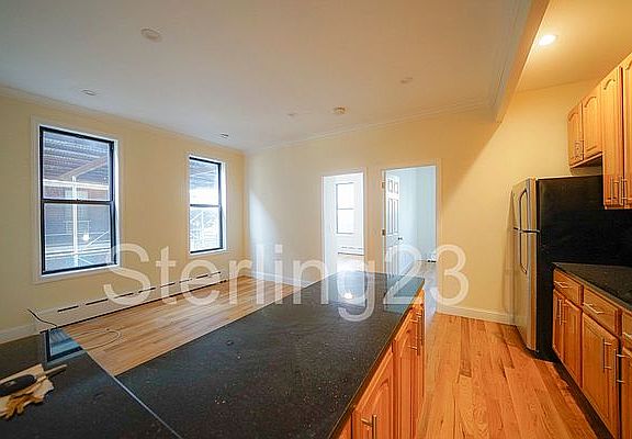 5th image of 4-27 27th Ave #2R