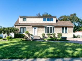 569 Centre Ave, Lindenhurst, NY 11757