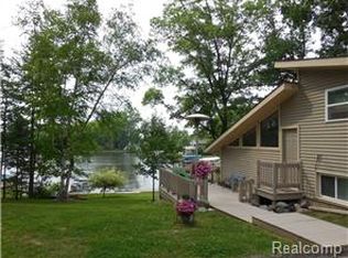 16516 Oak Hill Dr, Fenton, MI 48430
