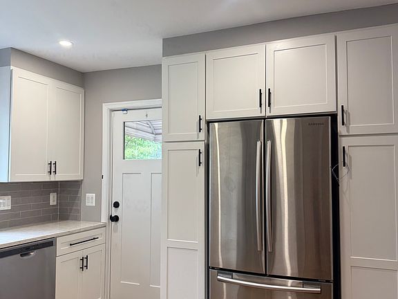 4th image of 5921 Arlington Blvd