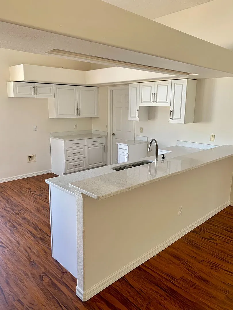 3 bed, 2.0 bath, 1471 sqft, $2,100 — Photo 2